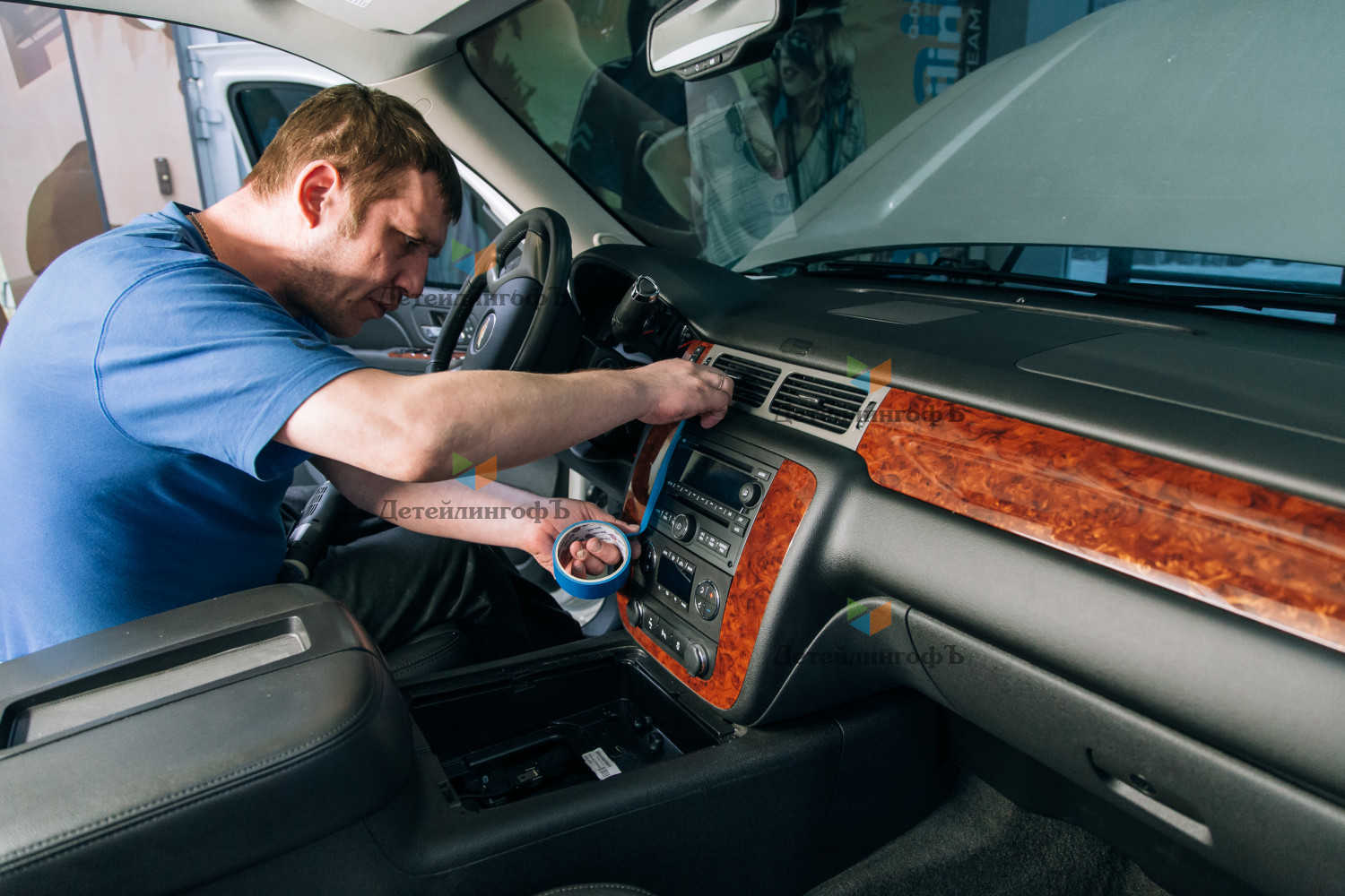 Полировка деревянных панелей салона Chevrolet Tahoe